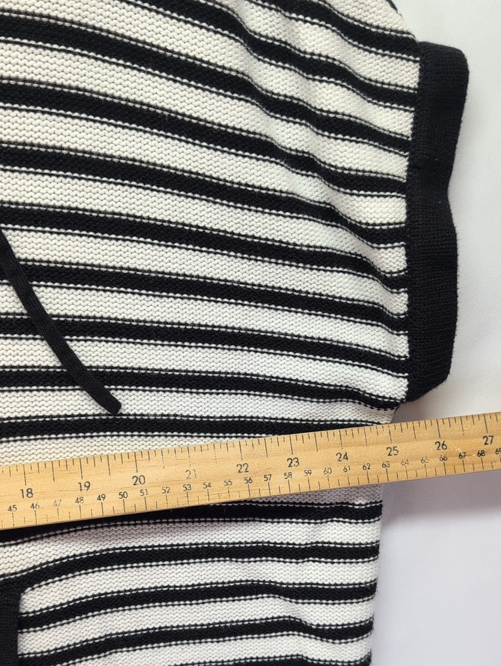 131.Ralph Lauren Black and White Striped V-Neck Hooded Sweater - Picture 5 of 7